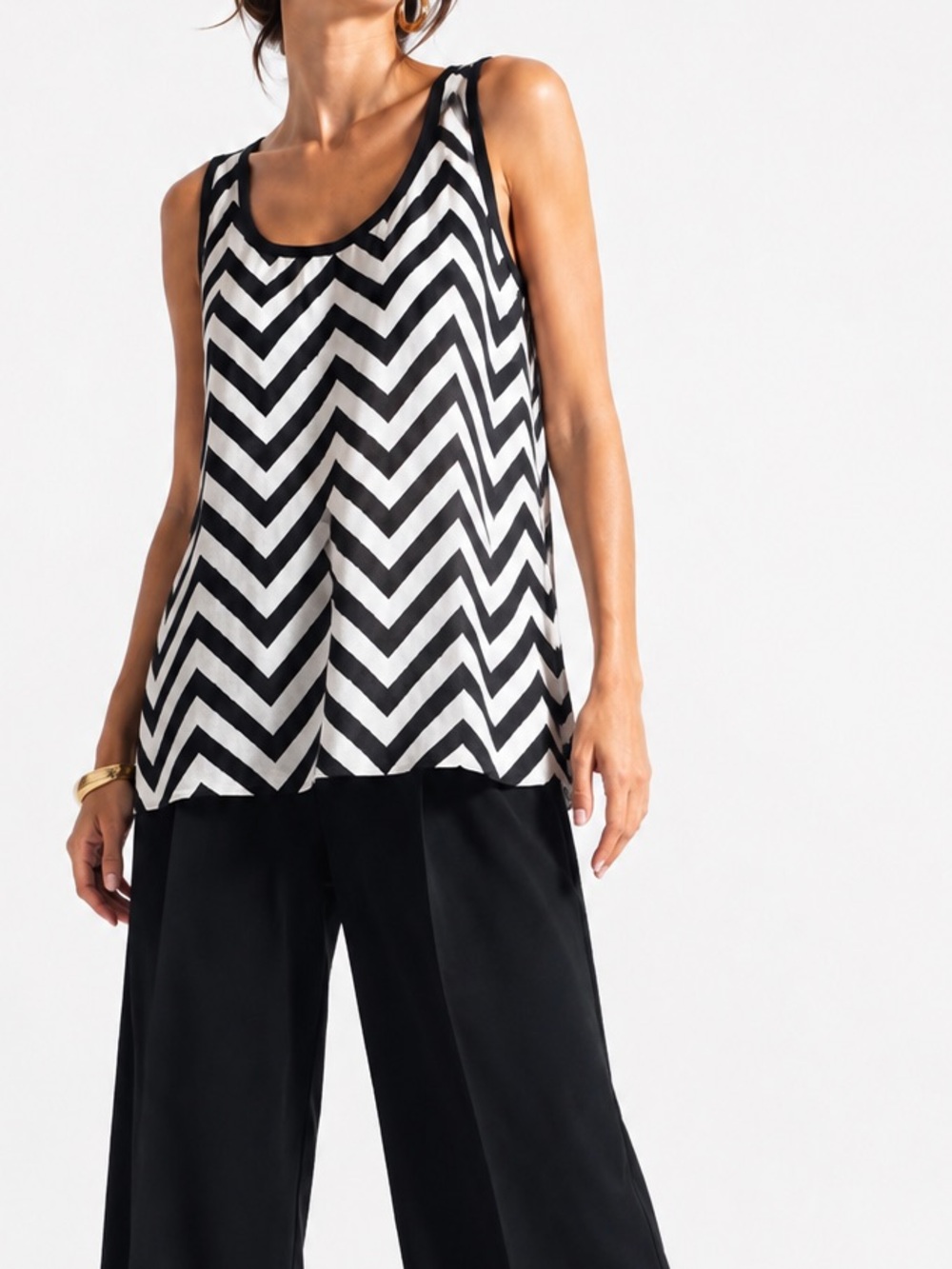 AUGUST SILK Flowy Black & White Chevron Tank Top